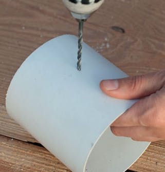 Solcelle ventilasjon: Bor hull i røret Solcelle ventilasjon: Bor hull i røret